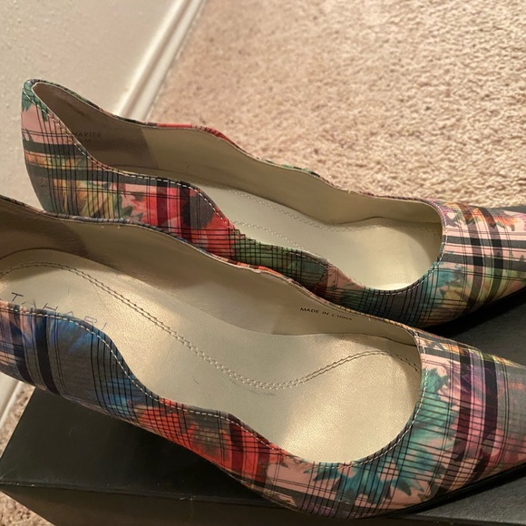 TAHARI CHARTER SCALLOP FLORAL PLAID 3” HEEL. - Picture 6 of 8